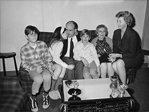 תצלום וינטג 'של אנדראס ג' פפנדרו יושב עם משפחתו, בפריס.